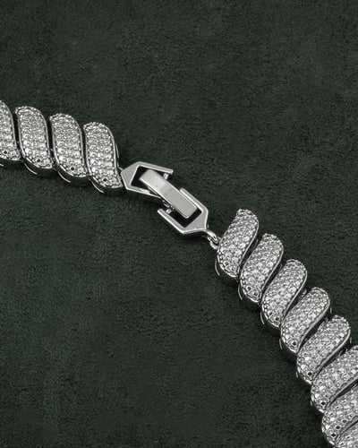 طقم اكسسوار فضي تصميم كلاسيك بلمعة الألماس