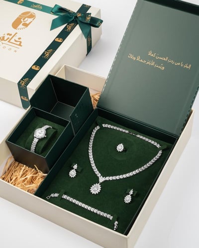 بوكس ملكي - طقم مجوهرات فاخر مرصع مع ساعة راقية