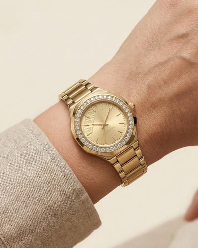 ساعة خاتون الذهبية بتصميم كلاسيكي ونقش إغريقي