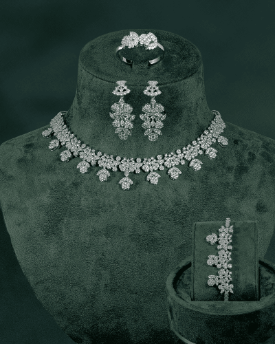 طقم زركون فضي بتصميم الورد الجوري وبلمعة الألماس ل...