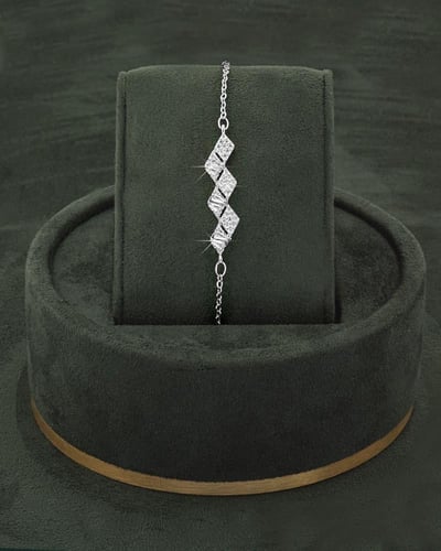 طقم زركون ناعم متألق بحبات الزركون بتصميم هندسي