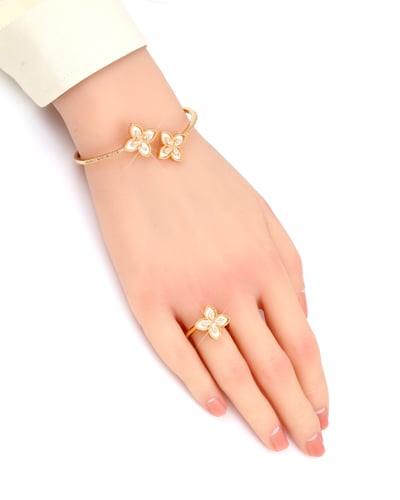 طقم اسوارة وخاتم تصميم زهرة ذهبية مرصع بالزركون