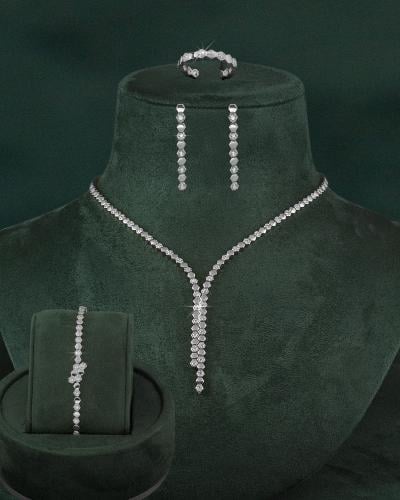 طقم مجوهرات فضي راقٍ بحبات زركون