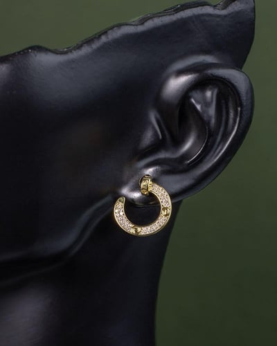 حلق نسائي ذهبي بتصميم أنيق بلمعة الألماس