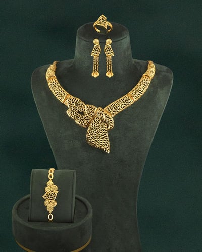 طقم اكسسوارات 5 قطع بلمعة الذهب الجذابة