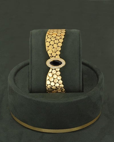 طقم فاخر بلمعة الذهب بتصميم جناحي الصقر رمز القوة...