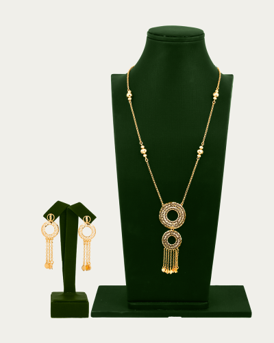 طقم نسائي ذهبي سلسال وحلق متألق بلمعة الذهب