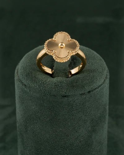 طقم نسائي وساعة مجموعة فخمة بتصميم عالمي