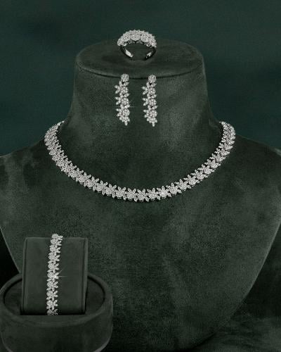 طقم مجوهرات عصري مرصع بالزركون الأبيض