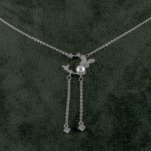 سلسال فضي ناعم بتعليقة فراشة وحبة زركون كبيرة