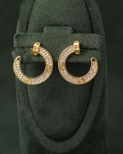 حلق نسائي ذهبي بتصميم أنيق بلمعة الألماس