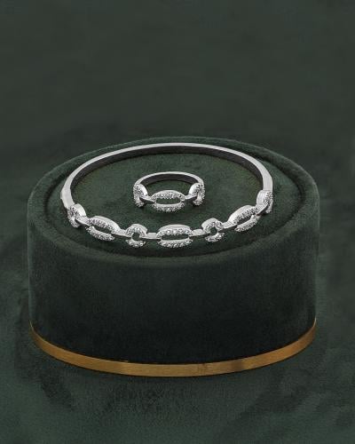 طقم اسوارة وخاتم فضي بتصميم ناعم مزدان بحبات الزرك...