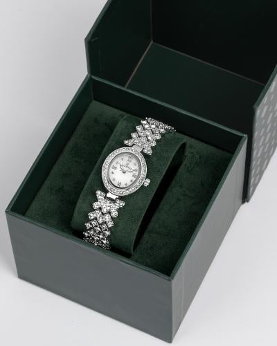 ساعة نسائية فاخرة بلون فضي مرصعة بالزركون