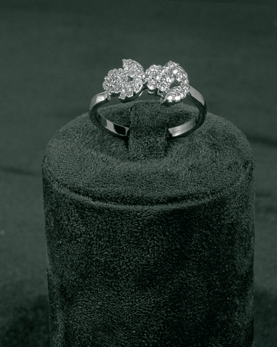 طقم زركون فضي بتصميم الورد الجوري وبلمعة الألماس ل...