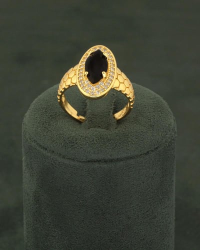 طقم فاخر بلمعة الذهب بتصميم جناحي الصقر رمز القوة...