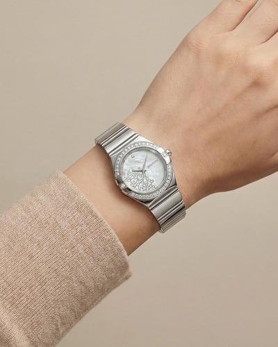 ساعة نسائية فضية من خاتون بتصميم عربي فاخر