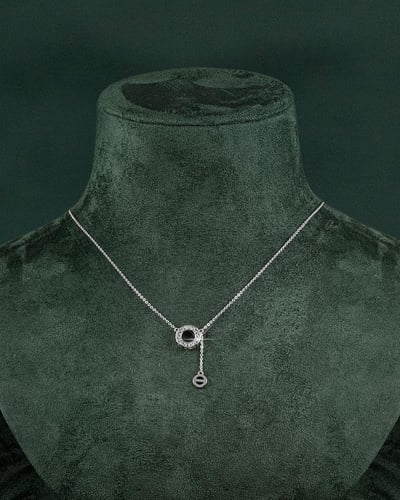 سلسال نسائي فضي مزين بالزركون على شكل دائري انيق