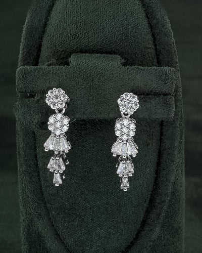 طقم مجوهرات فضي بلمعة الألماس