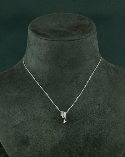 سلسال فضي بتعليقة ثلاثية مزينة بالزركون