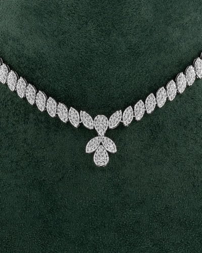 طقم مجوهرات بتصميم بتلات اللوتس الماسية بلمعة الأل...