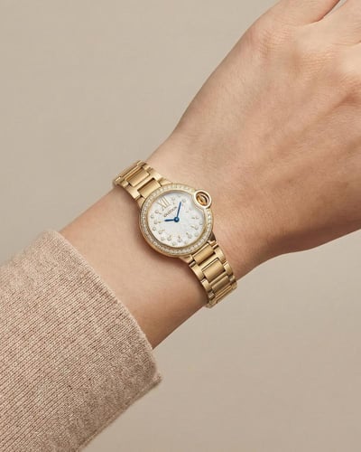 ساعة ذهبية بعقارب زرقاء تصميم عصري للنساء الراقيات