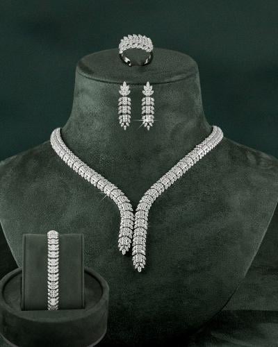 طقم فضي تصميم عصري بلمعة الألماس