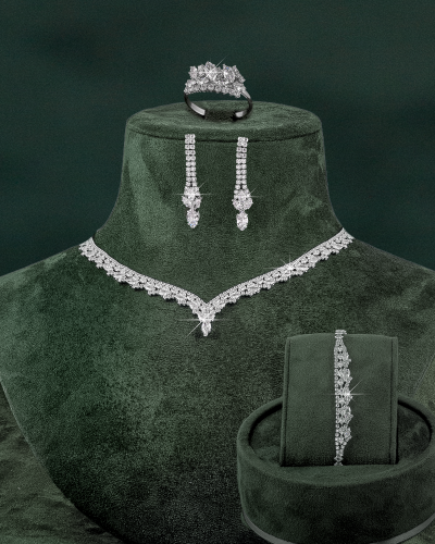 طقم مجوهرات فضي بتصميم كلاسيكي مزخرف مرصع بالزركون...