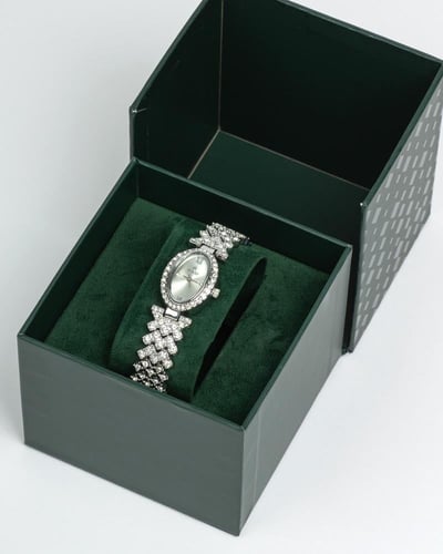 طقم نسائي مرصع بخمس قطع مع ساعة - بكج فاخر للإهداء...