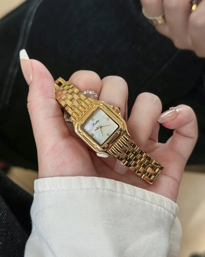 ساعة يد نسائية ذهبية تصميم انيق