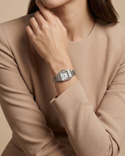 ساعة فضية من خاتون بتصميم عصري ناعم