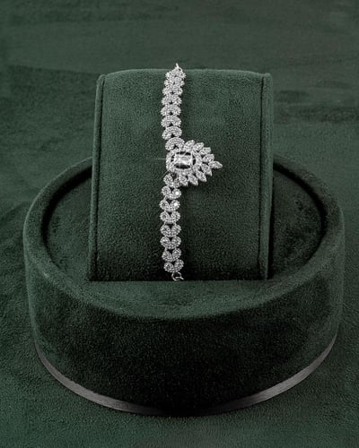 طقم مجوهرات نسائية للمناسبات بلمعة الألماس