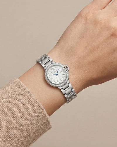 ساعة فضية بعقارب زرقاء تصميم عصري للنساء الراقيات