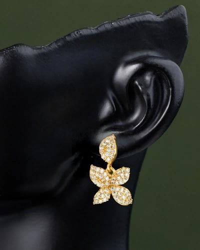 حلق زهرة الخريف المزينة بالزركون بتصميم ذهبي