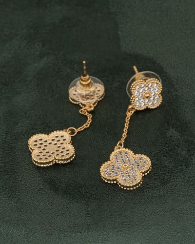 أقراط ذهبية ناعمة بتصميم زهرة البرسيم الايقوني للن...