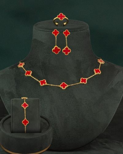 طقم مجوهرات بتصميم عالمي مزين بالورود الحمراء