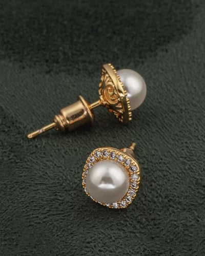 حلق نسائي مزين باللؤلؤ لون ذهبي