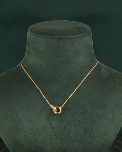 سلسال ذهبي بتعليقة دائرية متشابكة بلمعة الألماس