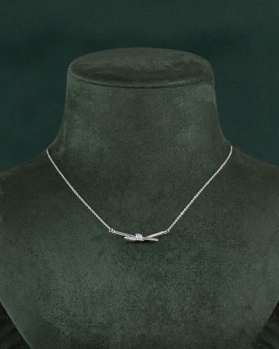 سلسال فضي بلمعة الألماس بتصميم ناعم