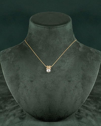 سلسال ذهبي أنيق مزين باللؤلؤ ولمعة الألماس