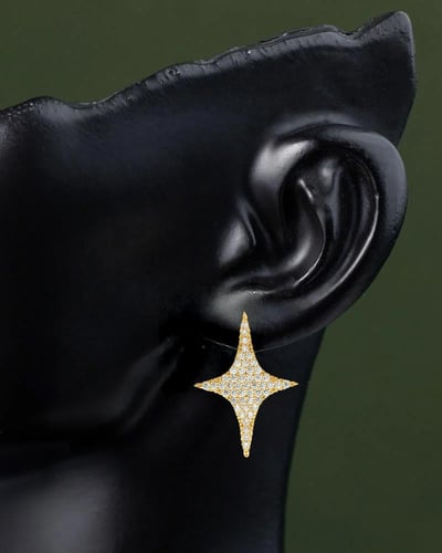 حلق ذهبي بتصميم بريق الماس مرصع بالزركون