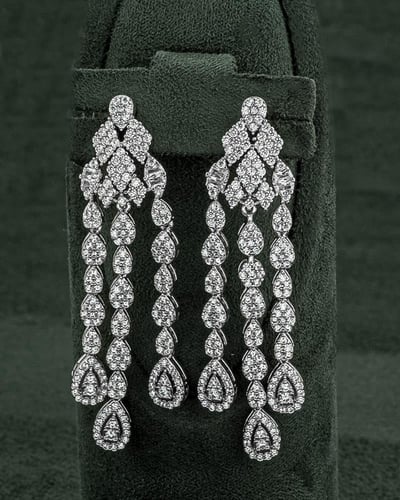 أقراط نسائية فاخرة مزدانة بلمعة الألماس