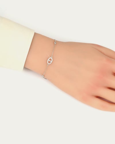 إسوارة أنيقة بحلية بيضاوية مفردة مرصعة بالكامل بال...