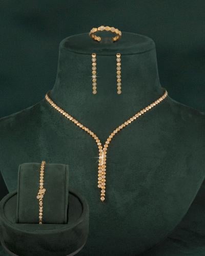 طقم مجوهرات ذهبي راقٍ بحبات زركون