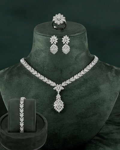 طقم زركون فضي بتصميم متألق بالزركون الابيض