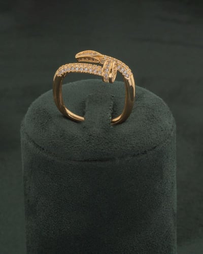 طقم ذهبي مستوحى من تصميم المسمار مكون من اسوارة وخ...