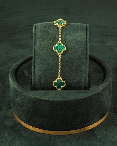 طقم مجوهرات بلمعة الذهب مزينة بوردة خضراء