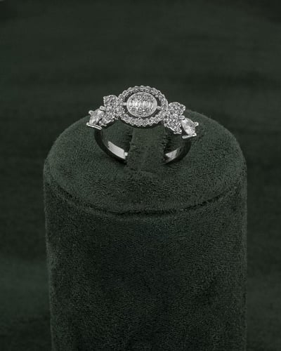 طقم نسائي فاخر بلمسة زركون ساحرة