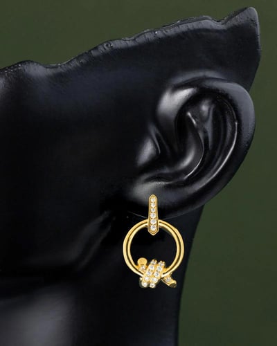 أقراط الاذن بتصميم عصري كاجوال مزينة بالزركون
