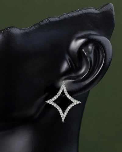 أقراط فضية ناعمة للنساء بتصميم انيق