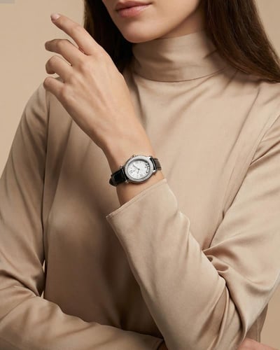 ساعة يد جلدية من خاتون تصميم نسائي عميق